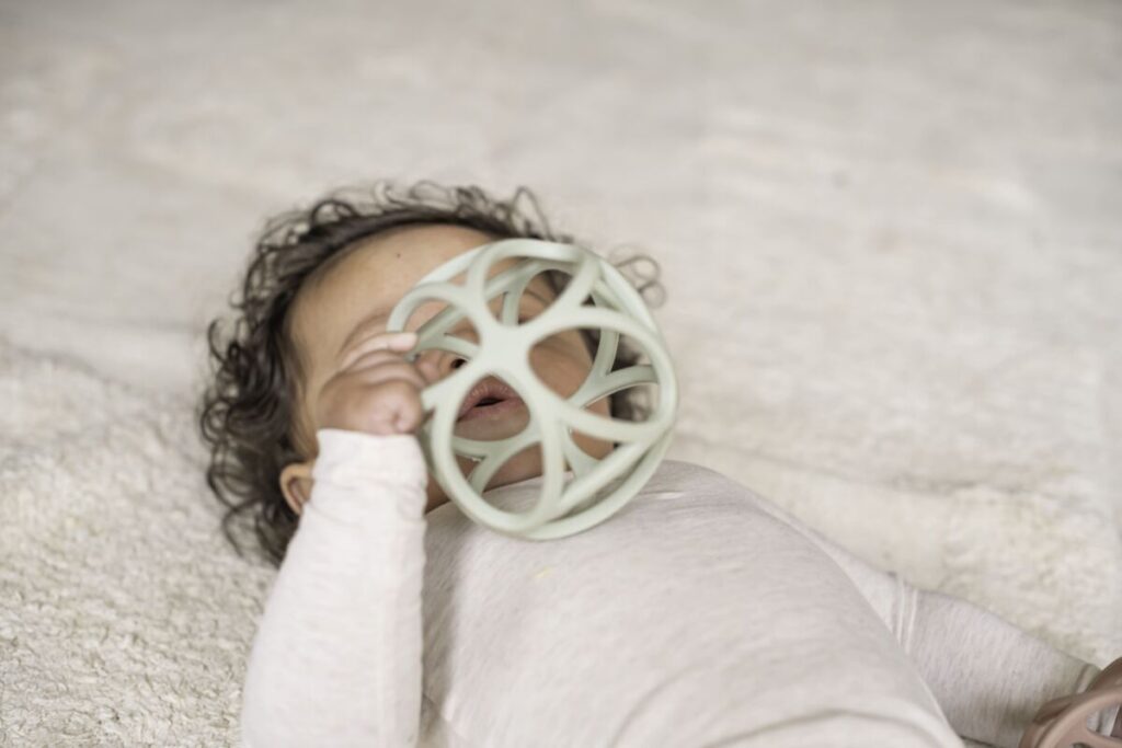 Little Dutch zaļā sensorā bumba mazuļiem – mīksta elastīga spēles bumba maņu un kustību attīstīšanai