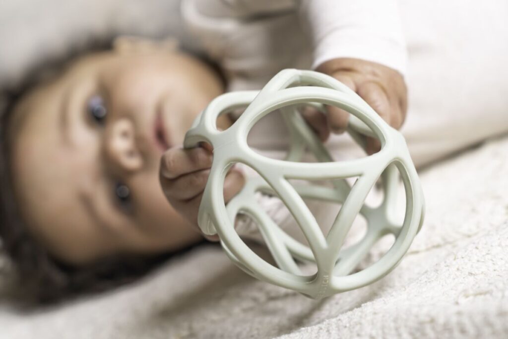 Little Dutch zaļā sensorā bumba mazuļiem – mīksta elastīga spēles bumba maņu un kustību attīstīšanai