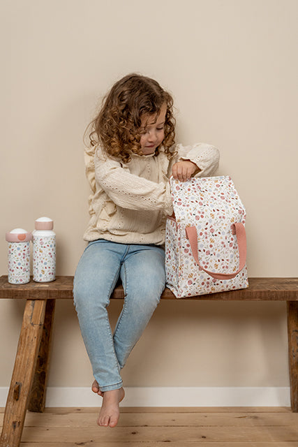 Meitene tur Little Dutch bērnu aukstuma somu – ideāla pusdienu soma bērnudārzam, izbraucieniem un piknikiem.