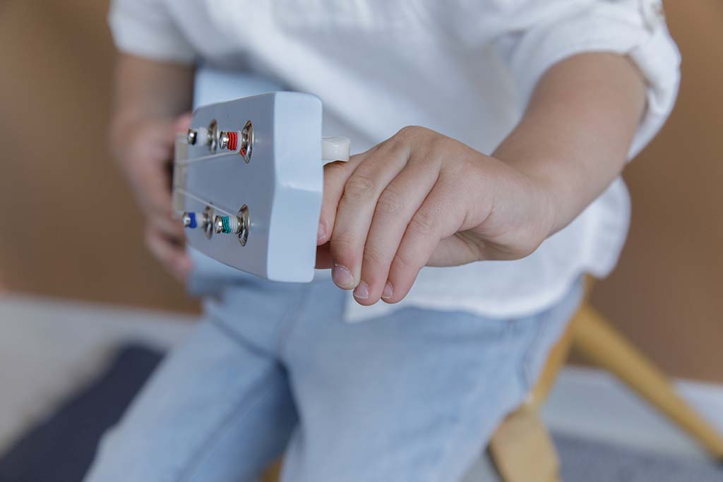 Little Dutch zilā bērnu ģitāra – koka rotaļlieta ar stīgām muzikālai rotaļai un ritma apguvei bērniem