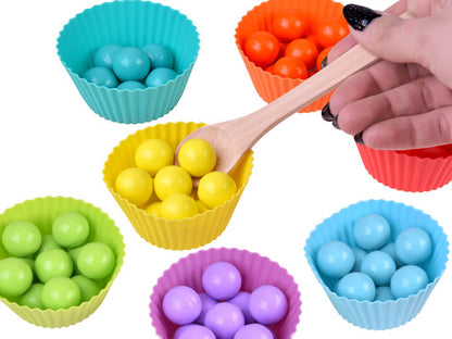 Koka izglītojošā puzle ar krāsainām bumbiņām – attīstoša rotaļlieta bērniem motorikas un krāsu mācībām.