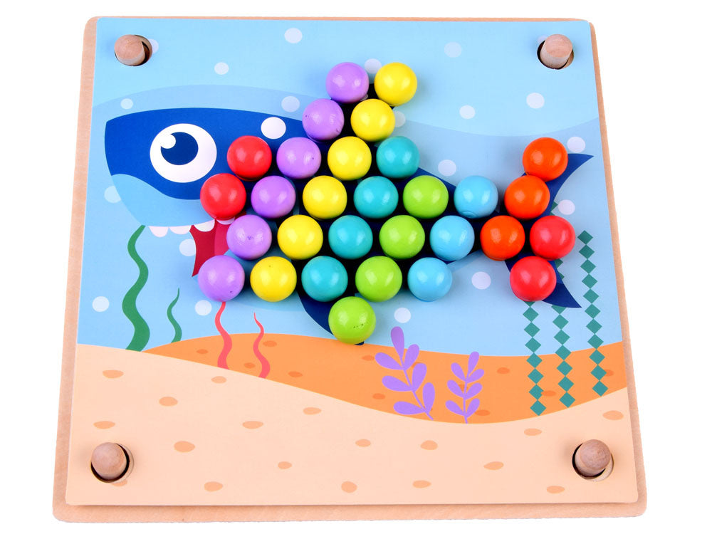 Koka izglītojošā puzle ar krāsainām bumbiņām – attīstoša rotaļlieta bērniem motorikas un krāsu mācībām.
