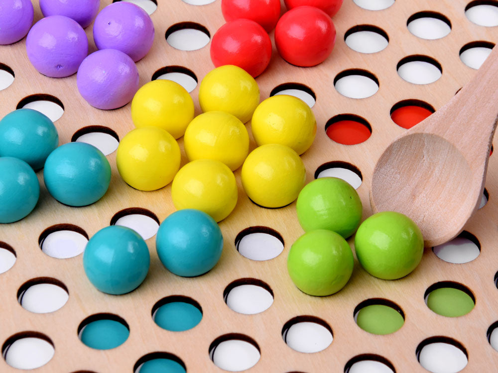 Koka izglītojošā puzle ar krāsainām bumbiņām – attīstoša rotaļlieta bērniem motorikas un krāsu mācībām.