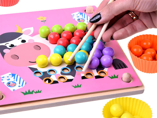 Koka izglītojošā puzle ar krāsainām bumbiņām – attīstoša rotaļlieta bērniem motorikas un krāsu mācībām.