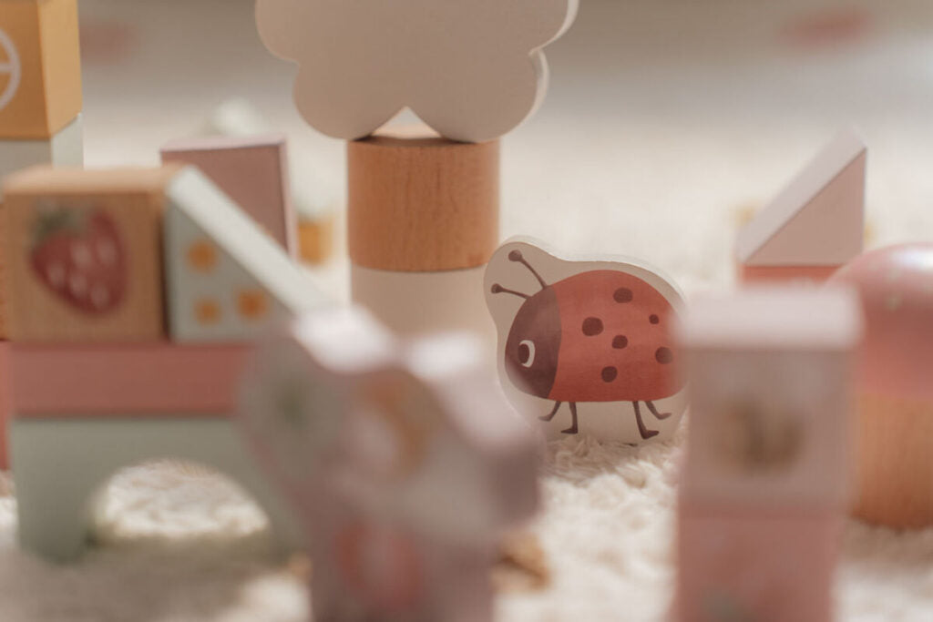 Little Dutch koka kluči būvēšanai Pasaku Dārzs – krāsaini koka kluči ar ziedu un pasaku motīviem bērniem