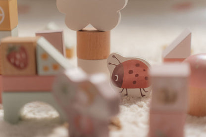 Little Dutch koka kluči būvēšanai Pasaku Dārzs – krāsaini koka kluči ar ziedu un pasaku motīviem bērniem