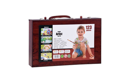 Koka mākslas komplekts koferītī bērniem ar flomāsteriem, krītiņiem, otām un krāsām radošām nodarbēm.