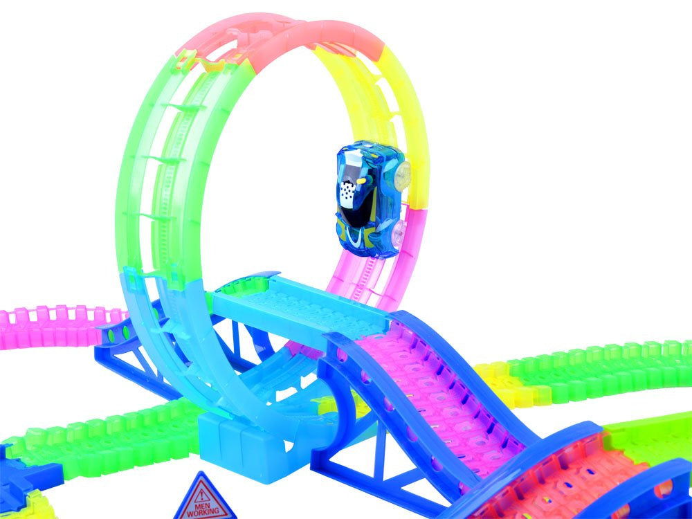 Koša auto trase ar gaismām un skaņu – aizraujoša rotaļlieta bērniem ar tālvadības pulti un sacīkšu auto.