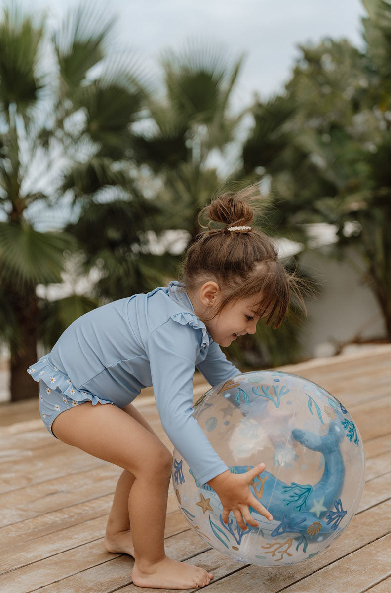 Little Dutch 3D pludmales bumba ar vali – zilā okeāna tematikas piepūšamā bumba bērniem vasaras rotaļām pie ūdens