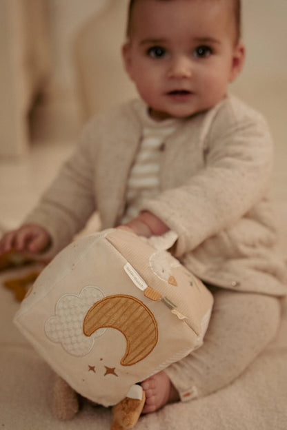 Little Dutch aktivitāšu kubs mazulīšiem “Newborn Naturals” – mīksta attīstoša rotaļlieta zīdaiņiem.