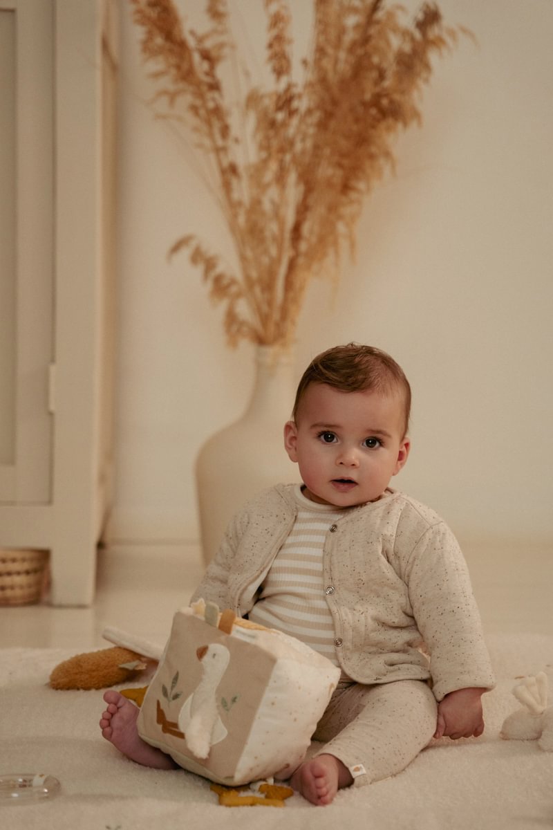 Little Dutch aktivitāšu kubs mazulīšiem “Newborn Naturals” – mīksta attīstoša rotaļlieta zīdaiņiem.