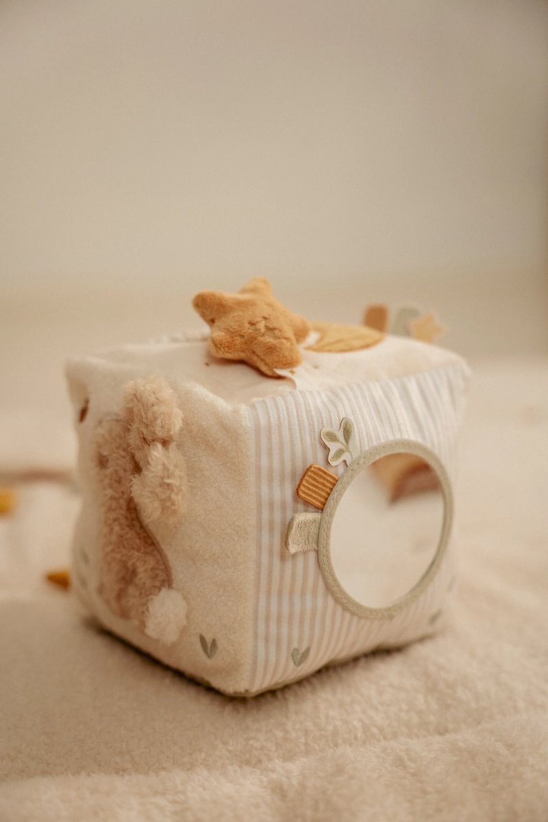 Little Dutch aktivitāšu kubs mazulīšiem “Newborn Naturals” – mīksta attīstoša rotaļlieta zīdaiņiem.