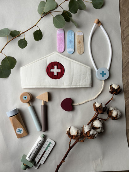 Little Dutch ārsta soma bērniem – koka rotaļlieta ar medicīnas piederumiem lomu spēlēm