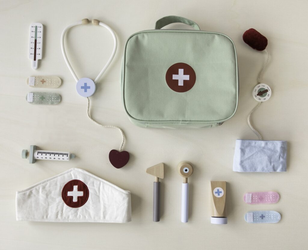 Little Dutch ārsta soma bērniem – koka rotaļlieta ar medicīnas piederumiem lomu spēlēm