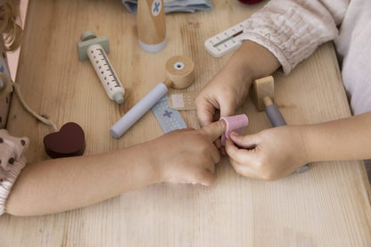 Little Dutch ārsta soma bērniem – koka rotaļlieta ar medicīnas piederumiem lomu spēlēm