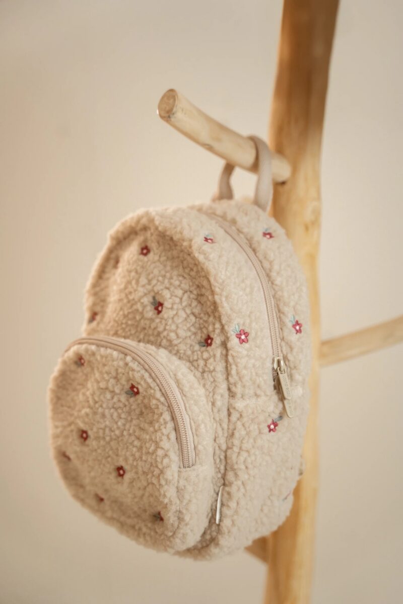 Little Dutch bērnu mugursoma meitenēm – smilšu krāsā ar maigiem ziediņiem, ideāla soma bērnudārzam.