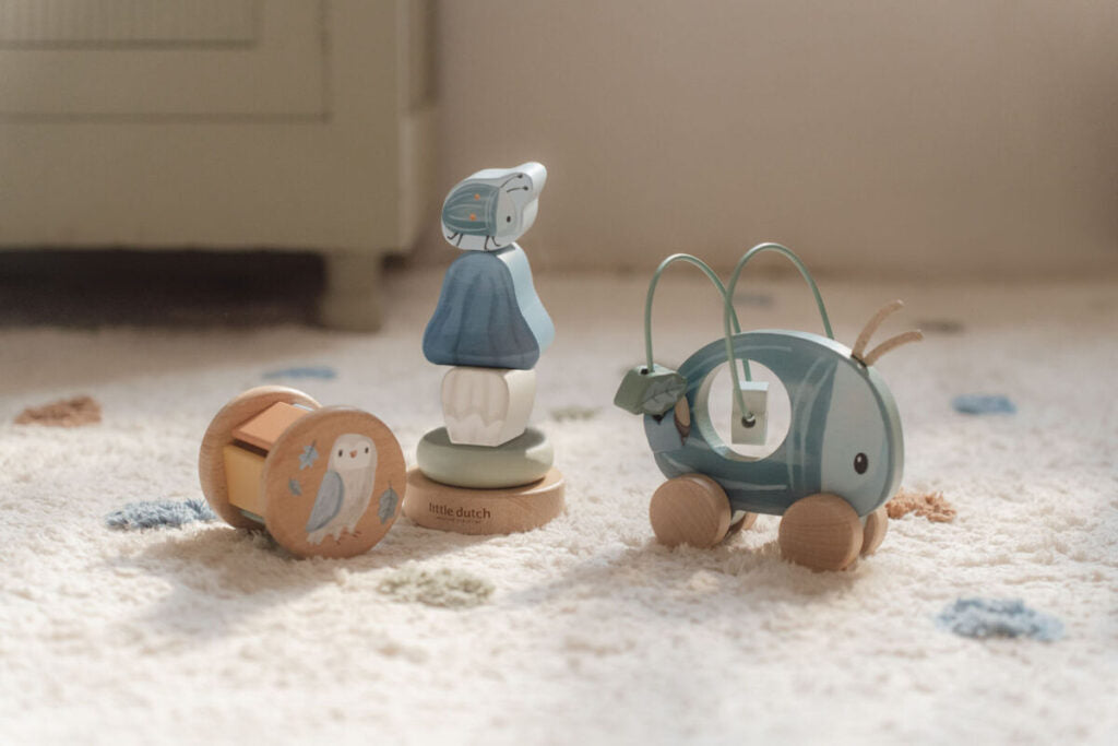 Little Dutch koka dāvanu komplekts Meža draugi – attīstoša rotaļlieta mazuļiem ar grabulīti un dzīvniekiem