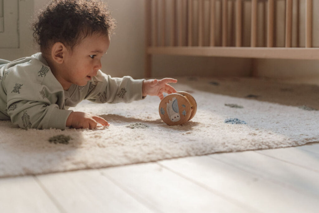 Little Dutch koka dāvanu komplekts Meža draugi – attīstoša rotaļlieta mazuļiem ar grabulīti un dzīvniekiem