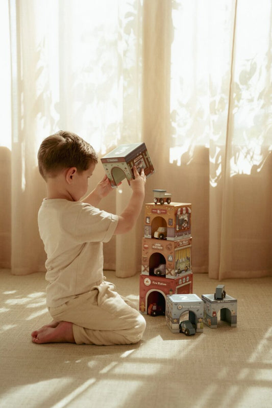 Little Dutch kartona klucīšu komplekts ar auto – krāsaina rotaļlieta bērniem, kas attīsta radošumu un loģisko domāšanu.