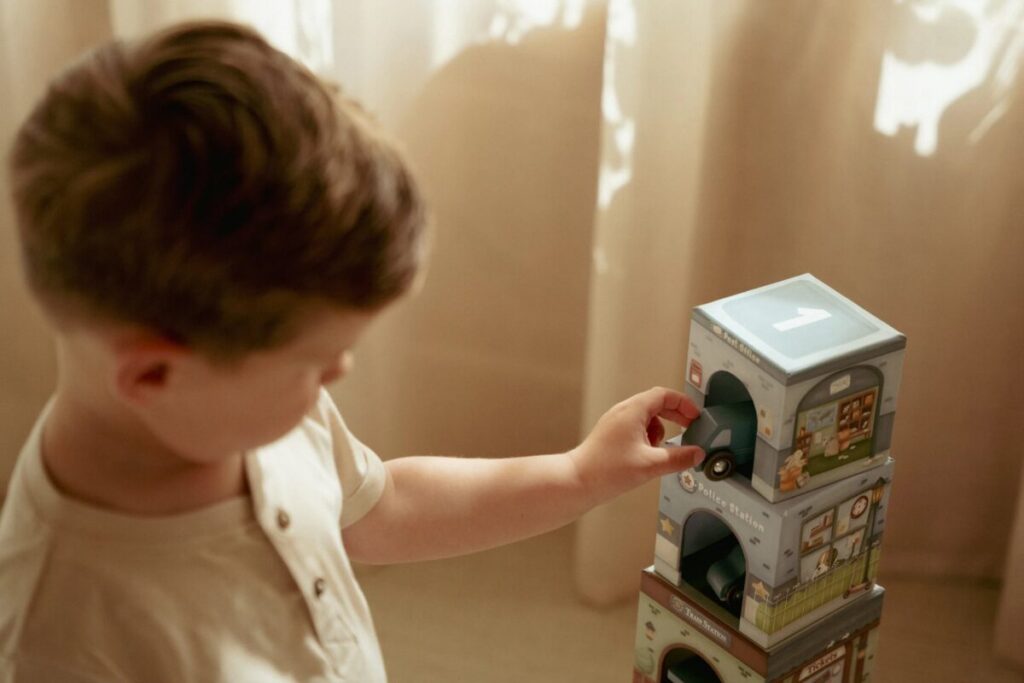 Little Dutch kartona klucīšu komplekts ar auto – krāsaina rotaļlieta bērniem, kas attīsta radošumu un loģisko domāšanu.