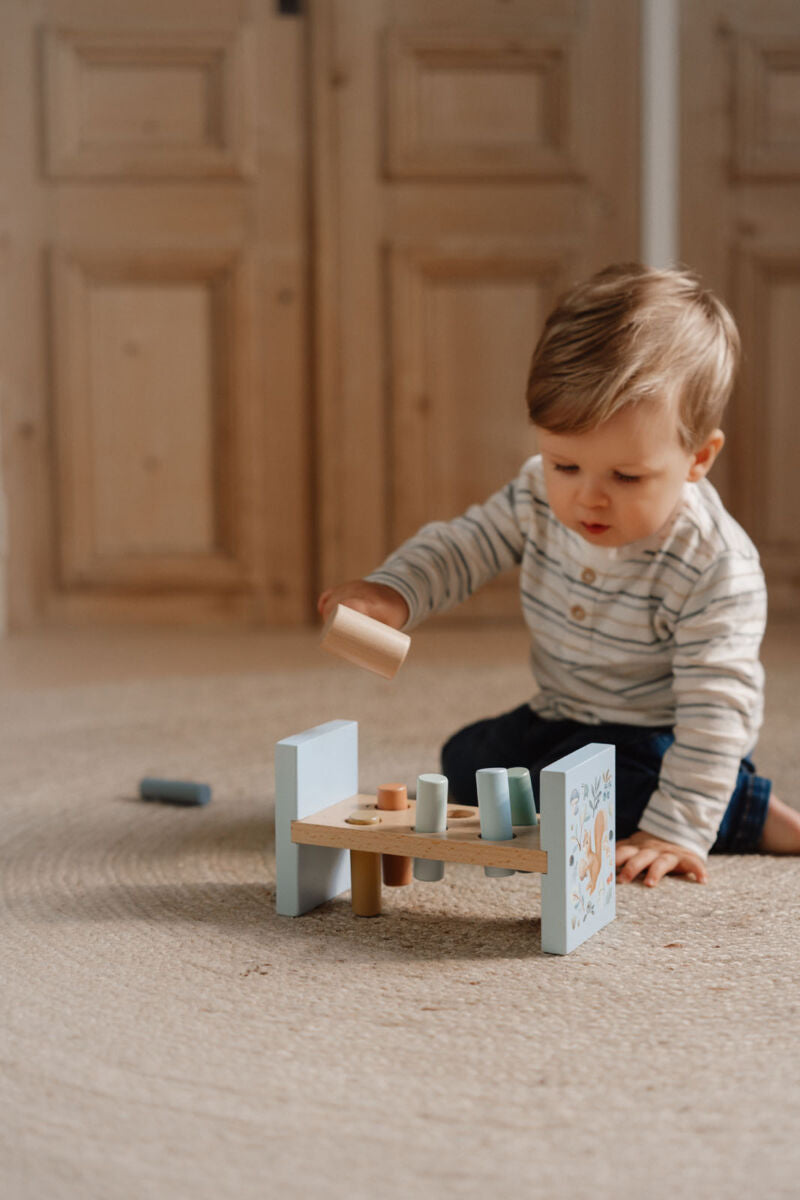 Little Dutch koka āmurs un sols – attīstoša rotaļlieta bērniem ar tapām, koka soliņu un āmuru roku koordinācijas trenēšanai