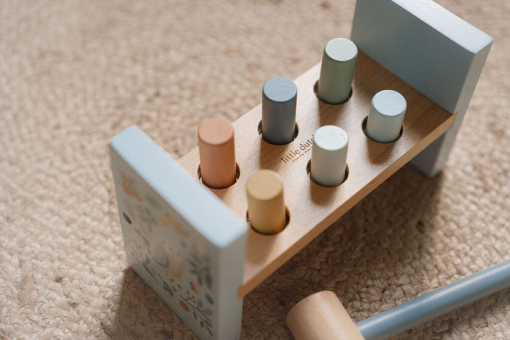 Little Dutch koka āmurs un sols – attīstoša rotaļlieta bērniem ar tapām, koka soliņu un āmuru roku koordinācijas trenēšanai