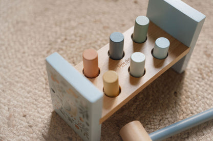 Little Dutch koka āmurs un sols – attīstoša rotaļlieta bērniem ar tapām, koka soliņu un āmuru roku koordinācijas trenēšanai