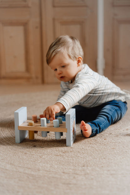 Little Dutch koka āmurs un sols – attīstoša rotaļlieta bērniem ar tapām, koka soliņu un āmuru roku koordinācijas trenēšanai