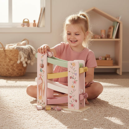 Little Dutch koka automašīnu trase “Pasaku Dārzs” – krāsaina attīstoša rotaļlieta ar rampu un četrām mašīnītēm bērniem