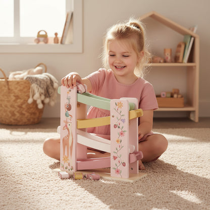 Little Dutch koka automašīnu trase “Pasaku Dārzs” – krāsaina attīstoša rotaļlieta ar rampu un četrām mašīnītēm bērniem