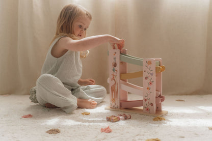 Little Dutch koka automašīnu trase “Pasaku Dārzs” – krāsaina attīstoša rotaļlieta ar rampu un četrām mašīnītēm bērniem