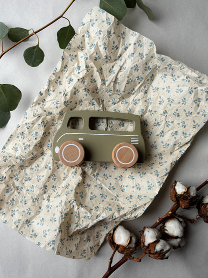 Little Dutch koka busiņš – olīvzaļš koka auto bērniem