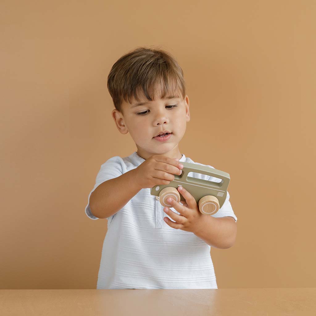 Little Dutch koka busiņš – olīvzaļš koka auto bērniem