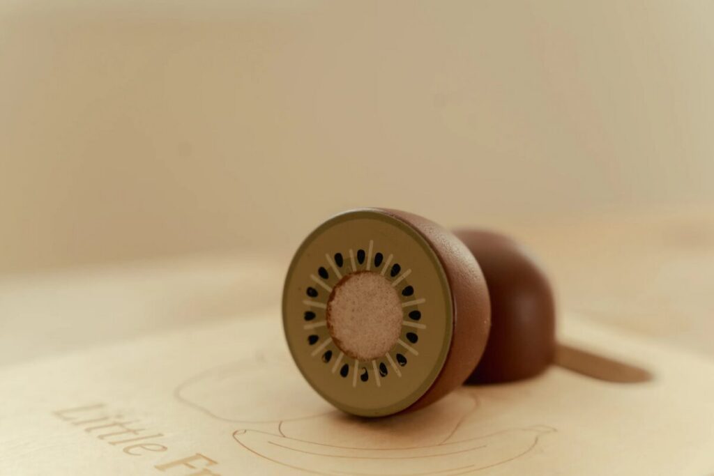 Little Dutch koka griežamo augļu komplekts – attīstoša rotaļlieta bērniem ar koka nazi un augļiem.