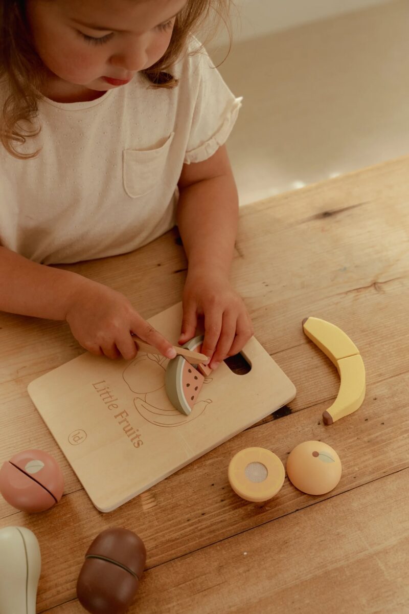 Little Dutch koka griežamo augļu komplekts – attīstoša rotaļlieta bērniem ar koka nazi un augļiem.