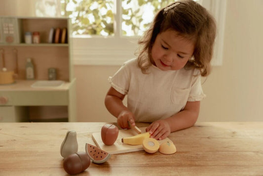 Little Dutch koka griežamo augļu komplekts – attīstoša rotaļlieta bērniem ar koka nazi un augļiem.