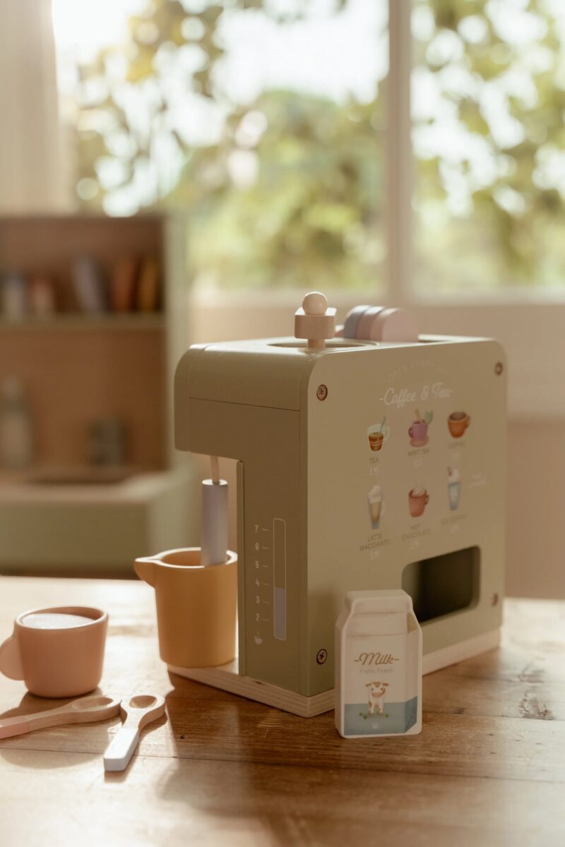 Little Dutch koka kafijas aparāts ar kapsulām un tasi – rotaļlieta bērniem spēļu virtuvei.