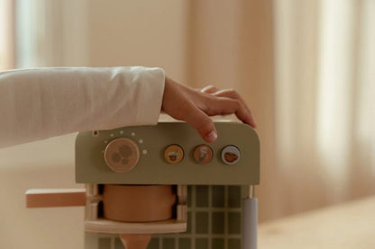 Little Dutch koka kafijas aparāts ar kapsulām un tasi – rotaļlieta bērniem spēļu virtuvei.