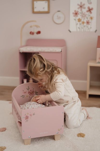 Little Dutch koka leļļu gultiņa bērniem – rozā rotaļlieta ar segām un spilventiņu, leļļu istabai