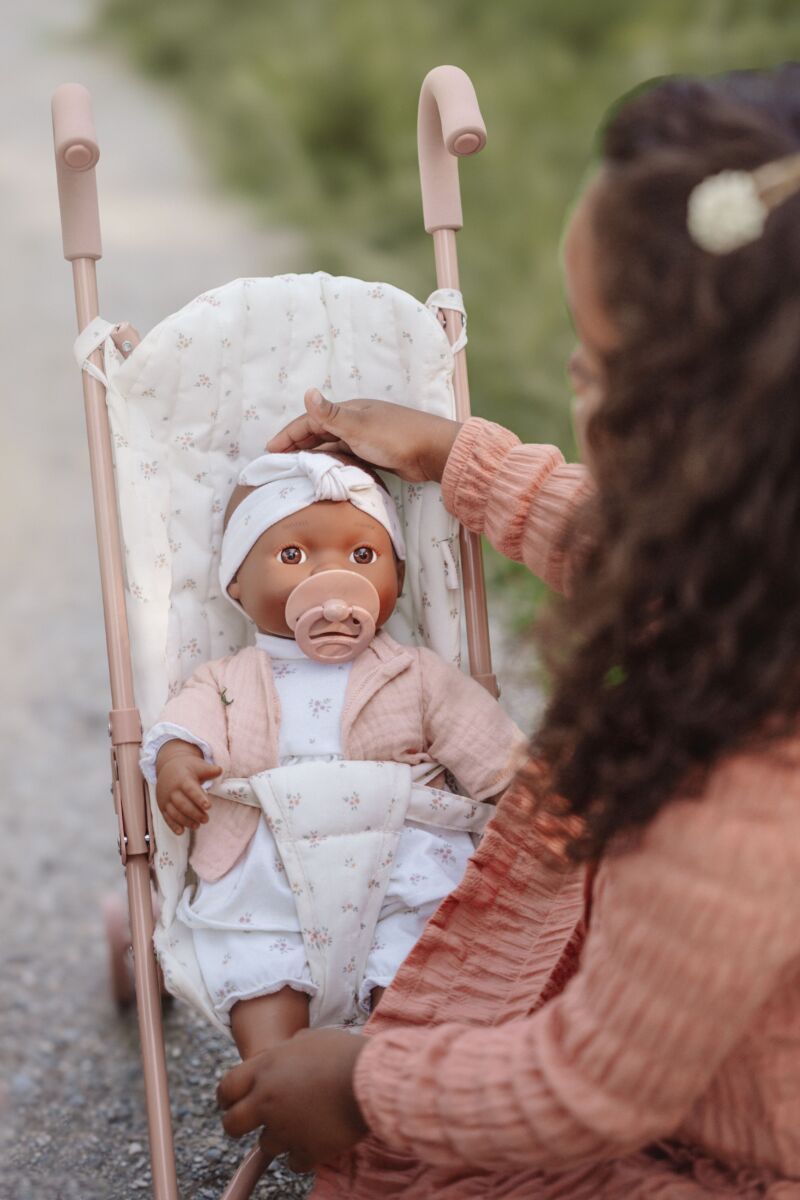 Little Dutch lelle Noa – mīksta auduma lelle bērniem ar piena pudeli un drēbēm, ideāla lomu spēlēm