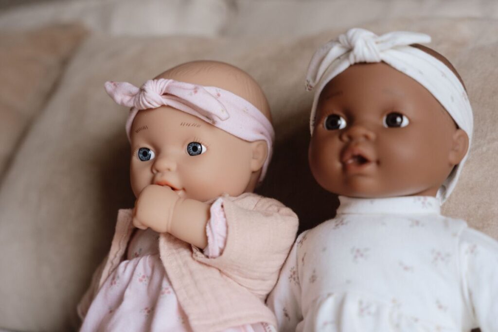 Little Dutch lelle Noa – mīksta auduma lelle bērniem ar piena pudeli un drēbēm, ideāla lomu spēlēm