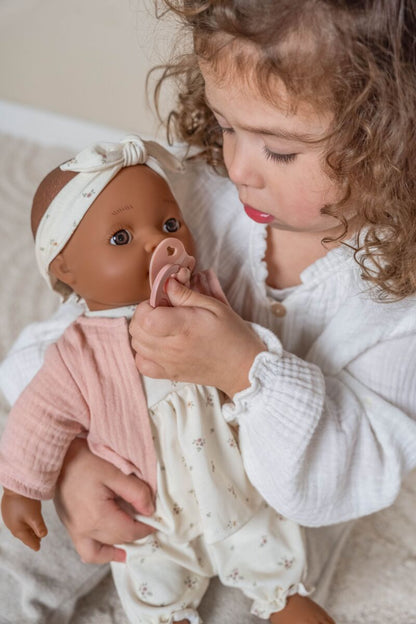 Little Dutch lelle Noa – mīksta auduma lelle bērniem ar piena pudeli un drēbēm, ideāla lomu spēlēm