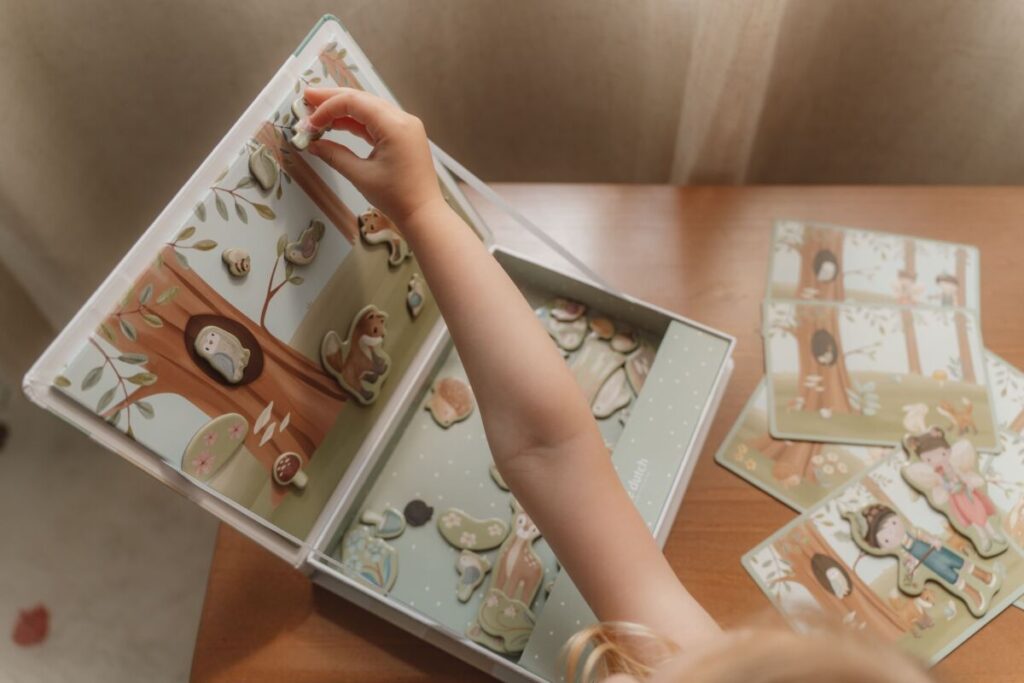 Little Dutch magnētiskā spēle Meža draugi – koka magnētu puzle bērniem ar dzīvniekiem un meža ainu