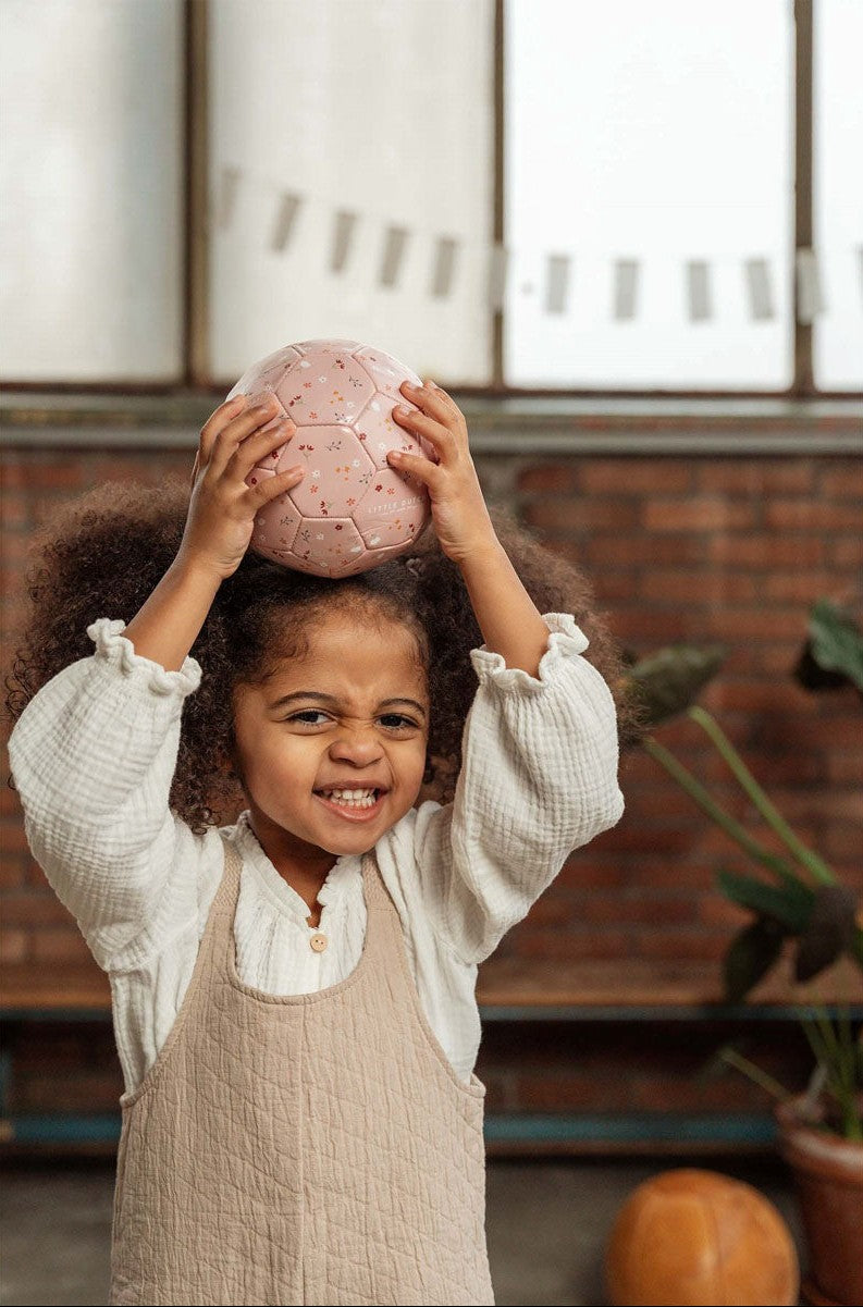 Little Dutch mazā bumba rozā krāsā ar ziedu rakstu – mīksta rotaļlieta bērniem acu-roku koordinācijas un motorikas attīstībai