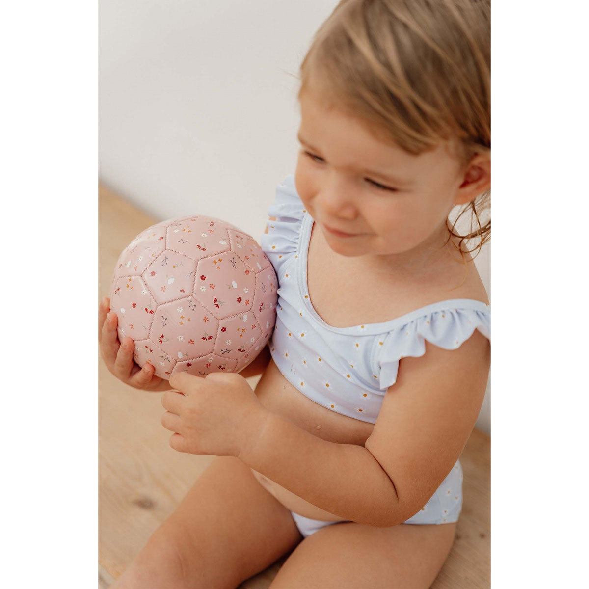 Little Dutch mazā bumba rozā krāsā ar ziedu rakstu – mīksta rotaļlieta bērniem acu-roku koordinācijas un motorikas attīstībai