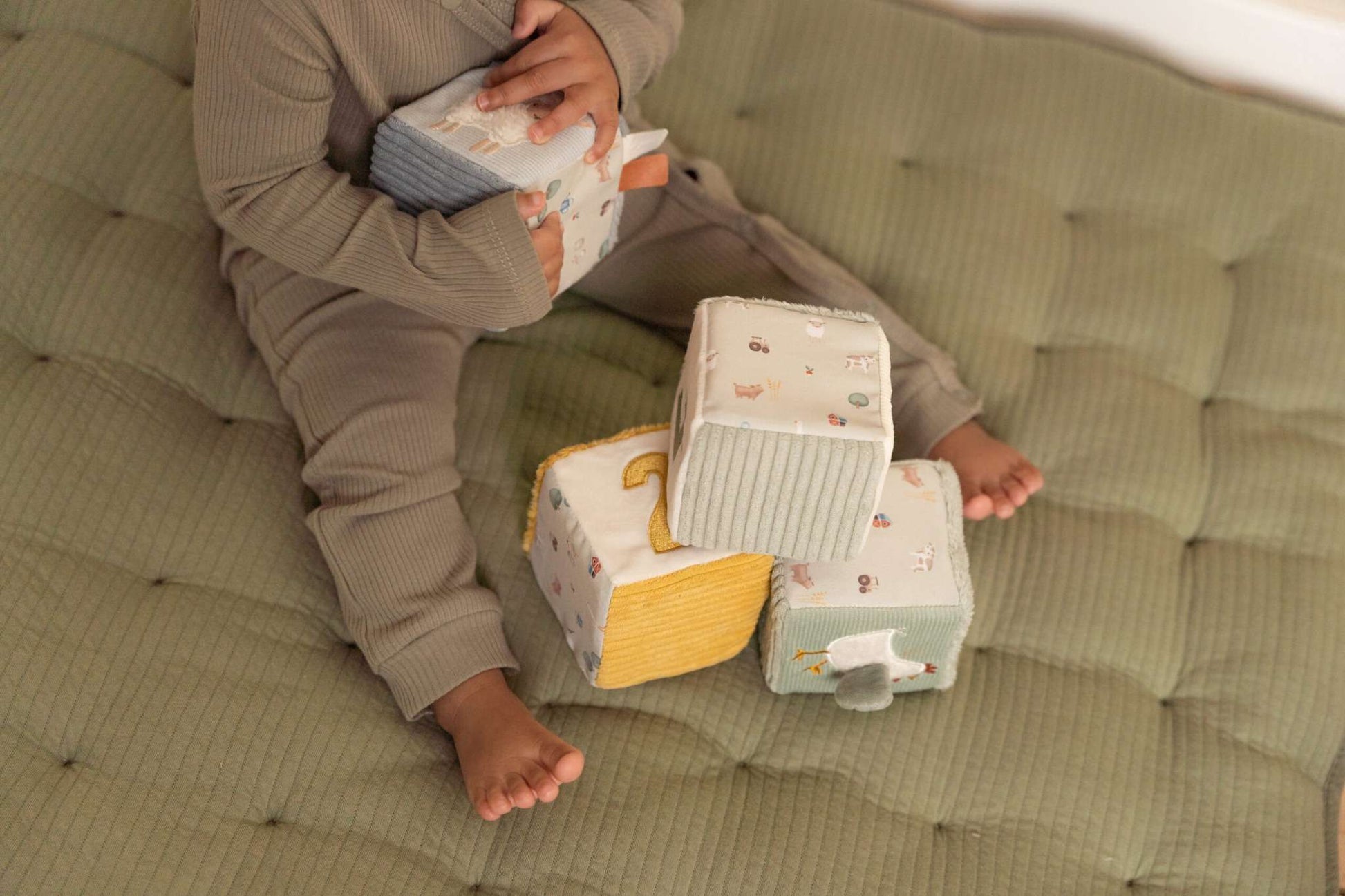 Little Dutch mīkstie bloki – mazuļu rotaļlieta ar skaņām un cipariem