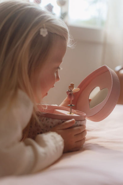 Little Dutch muzikālā rotaslietu lādīte “Pasaku dārzs” – rozā koka kastīte ar ziedu dizainu un dejojošu balerīnu bērniem