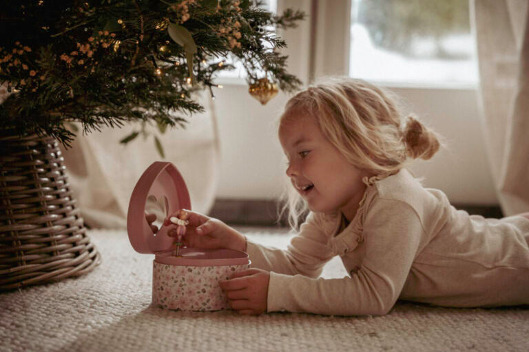 Little Dutch muzikālā rotaslietu lādīte “Pasaku dārzs” – rozā koka kastīte ar ziedu dizainu un dejojošu balerīnu bērniem