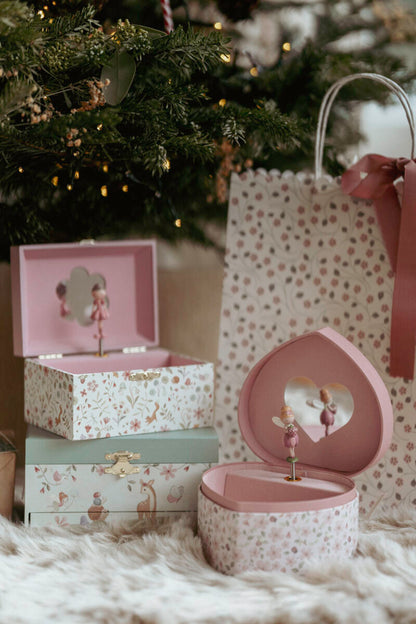 Little Dutch muzikālā rotaslietu lādīte “Pasaku dārzs” – rozā koka kastīte ar ziedu dizainu un dejojošu balerīnu bērniem