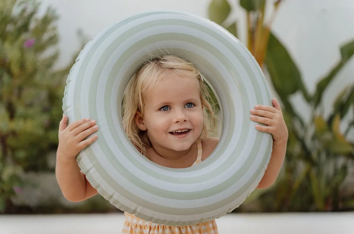 Little Dutch bērnu peldriņķis salātu zaļā krāsā ar okeāna tēliem – drošs un stilīgs peldēšanās riņķis mazajiem